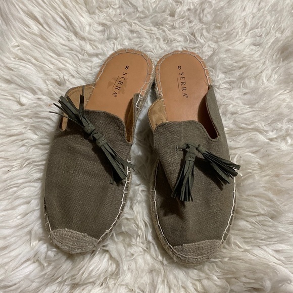 SERRA Women's Size 8‎ Mules Open Back Closed Toe slip on tassel - Picture 1 of 7